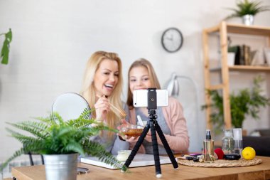 Doğal kozmetik ürünleri hakkında internette gezinen birkaç etken