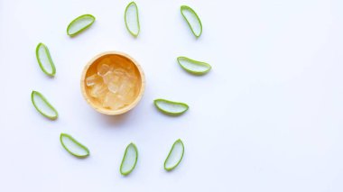 Aloe vera, Aloe cinsinin sulu bir bitki türüdür. Her daim yeşil olan yarımada, Arap Yarımadası 'ndan gelmektedir, ama tropikal, yarı tropikal ve kurak iklimlerde yetişir.