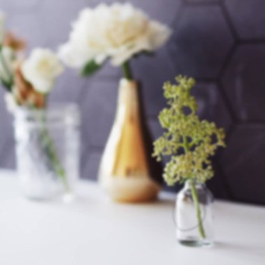 Tahta servis tepsisinin üzerinde düz kahve fincanı ve makrome süslemeli çiçek dalının bulanık görüntüsü. Bloglar ve sosyal medya için en az bohem yaşam tarzı kavramı