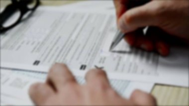 Vergi formlarıyla geçen vergi zamanı ve son teslim tarihi ve vergi gününden önce çok sayıda bulanık vergi formuyla birlikte küçük dosyalar halinde borç batağı..