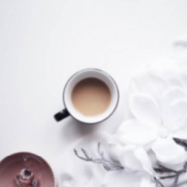 Tahta servis tepsisinin üzerinde düz kahve fincanı ve makrome süslemeli çiçek dalının bulanık görüntüsü. Bloglar ve sosyal medya için en az bohem yaşam tarzı kavramı