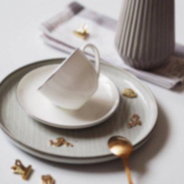 Tahta servis tepsisinin üzerinde düz kahve fincanı ve makrome süslemeli çiçek dalının bulanık görüntüsü. Bloglar ve sosyal medya için en az bohem yaşam tarzı kavramı