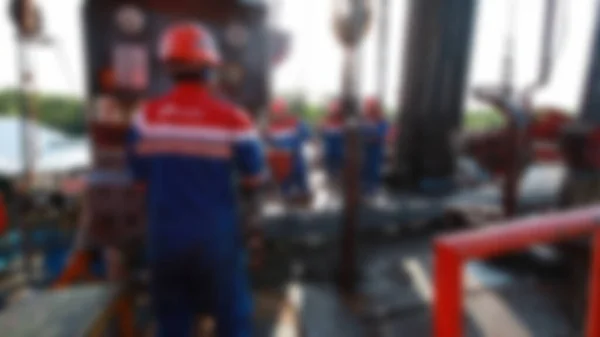 油类工人的水泡视图检查油泵 在油井维修平台上从事肮脏而危险的工作 — 图库照片