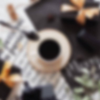 Tahta servis tepsisinin üzerinde düz kahve fincanı ve makrome süslemeli çiçek dalının bulanık görüntüsü. Bloglar ve sosyal medya için en az bohem yaşam tarzı kavramı