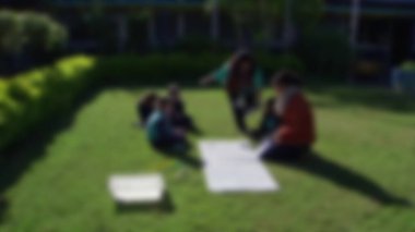 Özel eğitim öğretmenlerinin bulanık görüşü çok çeşitli özel ihtiyaçları ve engelleri olan öğrencilerle çalışıyor. Bu özel eğitimciler uygun müfredatı oluşturup uygular ve faaliyetler belirlerler.