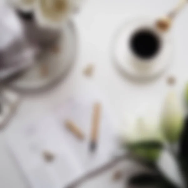 水彩斑斓的平面照片将一杯咖啡放在木制的盘子里 花枝头装饰着金黄色的装饰 博客和社交媒体的最低波希米亚生活方式概念 — 图库照片