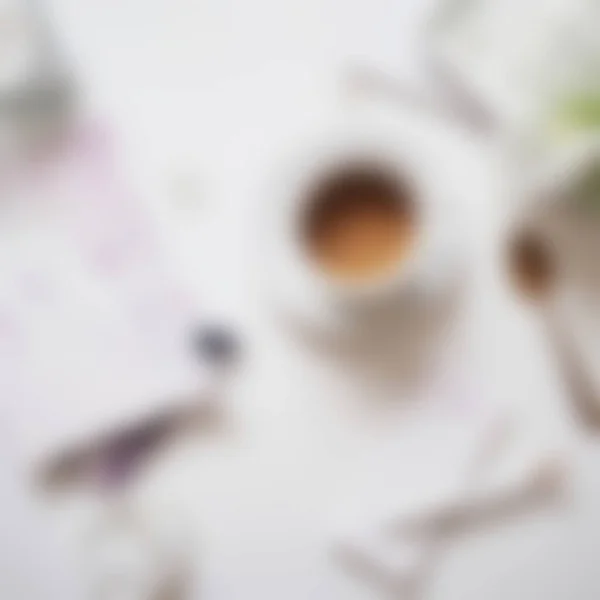 Wazig Uitzicht Flat Lay Cup Van Koffie Houten Dienblad Bloemen — Stockfoto
