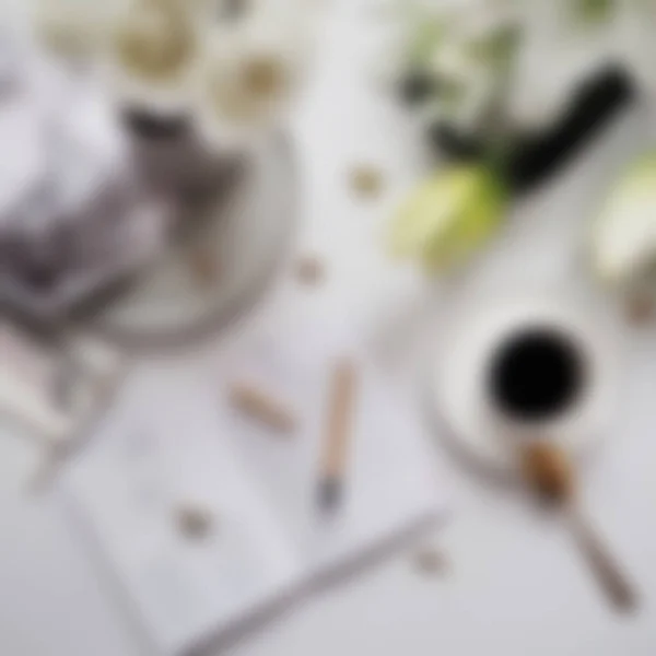 水彩斑斓的平面照片将一杯咖啡放在木制的盘子里 花枝头装饰着金黄色的装饰 博客和社交媒体的最低波希米亚生活方式概念 — 图库照片