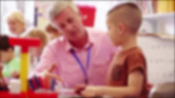 Die Verschwommene Sicht Auf Sonderschullehrer Arbeitet Mit Schülern Die Ein — Stockfoto