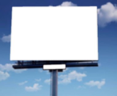 Bulanık mavi gökyüzü ile şehirde boş beyaz reklam panoları