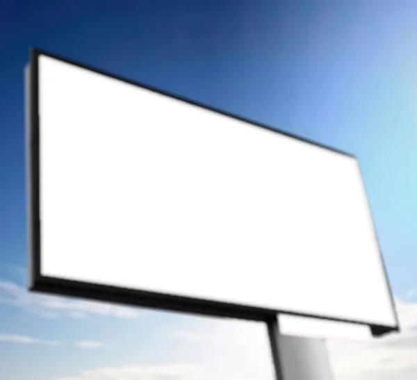 Bulanık mavi gökyüzü ile şehirde boş beyaz reklam panoları