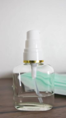 Alkol bazlı el dezenfektanları bazı durumlarda eldeki mikrop sayısını hızla azaltabilir, ama sterilizatörler her türlü mikrobu ortadan kaldırmaz..