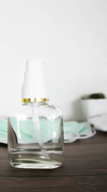 Alkol bazlı el dezenfektanları bazı durumlarda eldeki mikrop sayısını hızla azaltabilir, ama sterilizatörler her türlü mikrobu ortadan kaldırmaz..