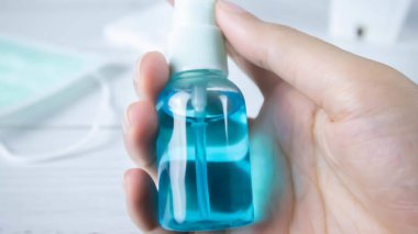 Kadın elleri dezenfektan jel pompası kullanıyor. Mücevherlerden korumak için..