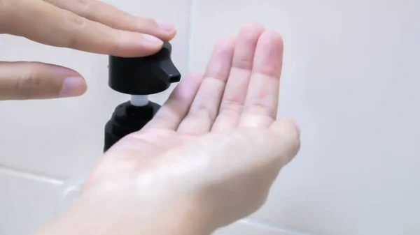 Les Mains Des Femmes Qui Utilisent Une Pompe Gel Désinfectant — Photo