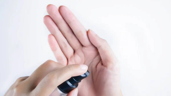 Mãos Femininas Usando Dispensador Bomba Gel Higienizador Mão Para Proteger — Fotografia de Stock