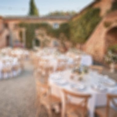 Düğün masasının bulanık görünümü akşam yemeği için ayarlandı. Düğün geçmişi için uygun..