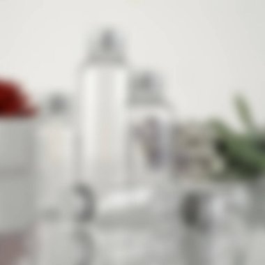 Beyaz arka planda plastik şişede bulanık el dezenfektanı.