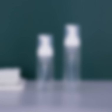 Plastik şişedeki bulanık el dezenfektanı. Etkinlik, böyle bir korona virüsünü azaltmadan önce el yıkama. (COVID 19)