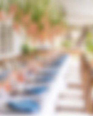 Düğün masası ve çiçek buketi merkezinin bulanık görünümü, masa ayarlarıyla. Düğün malzemeleri için uygun arka plan..