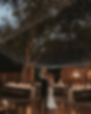 Düğün masası ve çiçek buketi merkezinin bulanık görünümü, masa ayarlarıyla. Düğün malzemeleri için uygun arka plan..