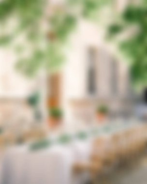 Düğün masası ve çiçek buketi merkezinin bulanık görünümü, masa ayarlarıyla. Düğün malzemeleri için uygun arka plan..