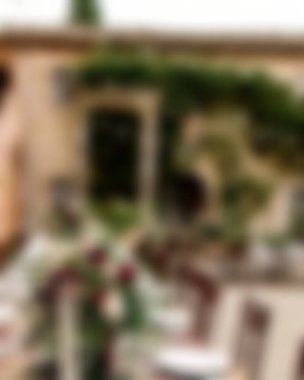 Düğün masası ve çiçek buketi merkezinin bulanık görünümü, masa ayarlarıyla. Düğün malzemeleri için uygun arka plan..