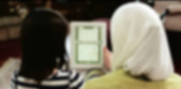 Vista Sfocata Della Donna Hijab Insegnare Sua Figlia Lettura Santo — Foto Stock