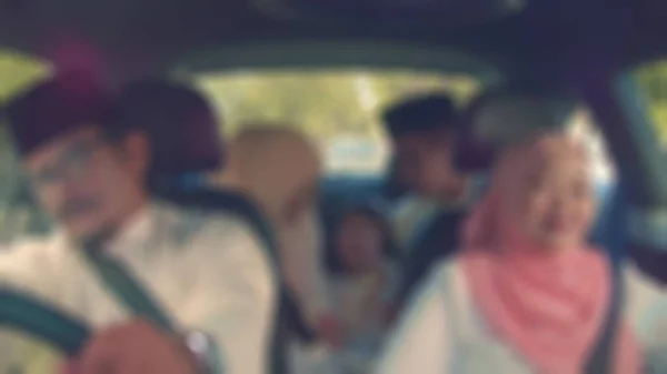 Vista Turva Sudeste Asiático Família Muçulmana Carro Uma Viagem Tradicional — Fotografia de Stock