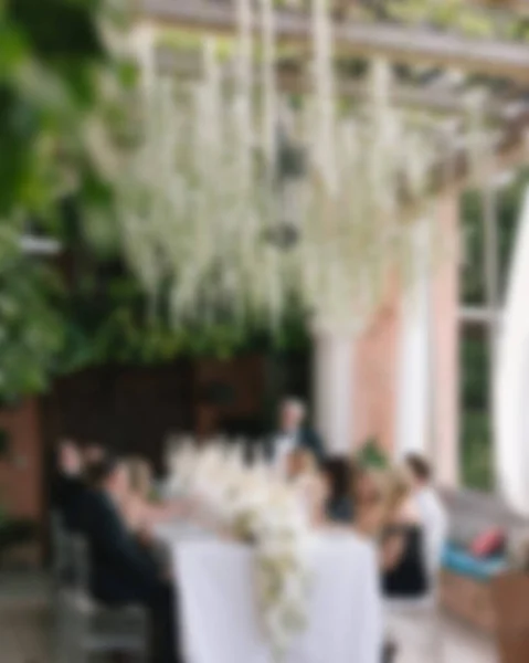 Verschwommene Ansicht Von Hochzeitstisch Und Blumenstrauß Mittelteil Mit Tisch Settings — Stockfoto