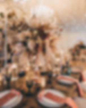 Düğün masası ve çiçek buketi merkezinin bulanık görünümü, masa ayarlarıyla. Düğün malzemeleri için uygun arka plan..