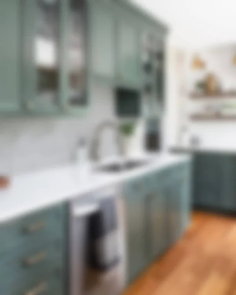 Interior Desfocado Uma Moderna Cozinha Branca Contemporânea Com Ilha Bancadas — Fotografia de Stock