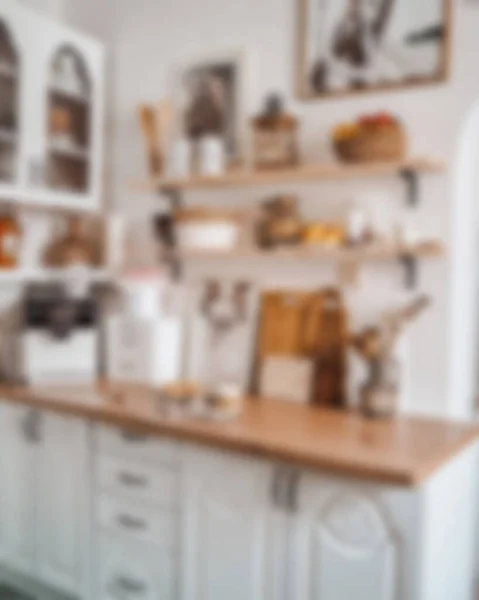 带有岛屿 花岗岩台面 不锈钢冰箱 烤箱和硬木地板的现代白色厨房的内部水泡 — 图库照片