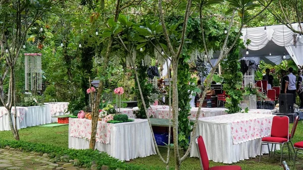 Jogjakarta Indonesia Dezember 2019 Einfach Weißer Hochzeitstisch Auf Gartenkonzept — Stockfoto
