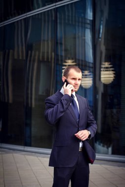 açık havada yürürken onun telefonda konuşurken işadamı 