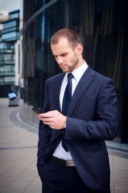 Bir akıllı telefon dokunmak mavi elbiseli adam