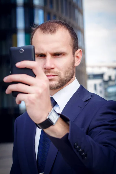 Uomo d'affari che fa foto selfie su smartphone — Foto Stock