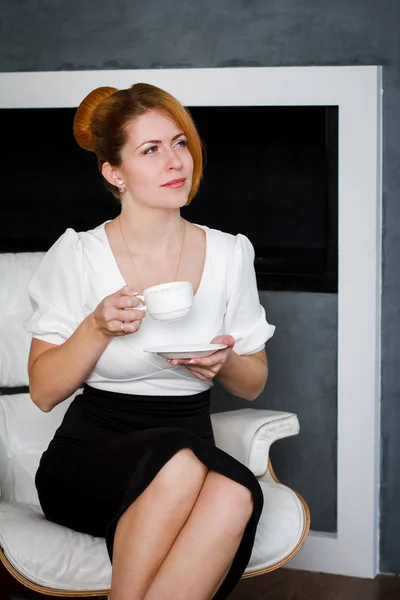 Young woman drinks coffee at office — Stock Photo, Image