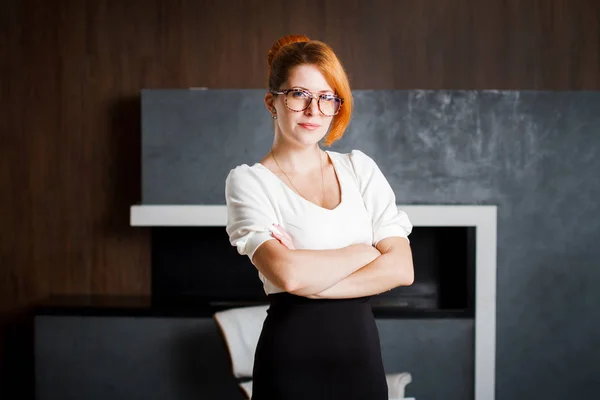 Portret van een lachende zakenvrouw — Stockfoto