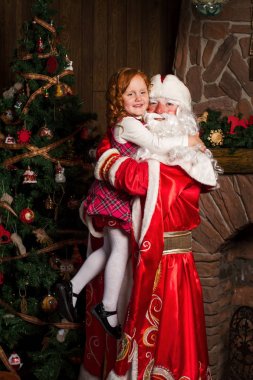 Noel Baba tutan eller mutlu küçük kız.