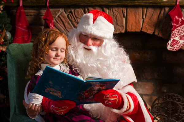 Santa Claus and little girl reading book — Stock Photo, Image