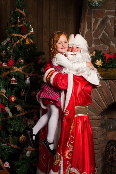 Noel Baba tutan eller mutlu küçük kız.
