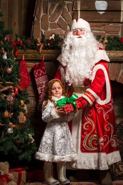 俄罗斯圣诞节字符 ded 莫罗兹和 snegurochka — 图库照片