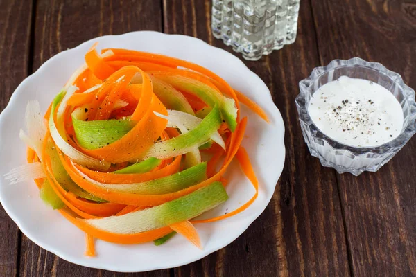 Salat aus Karotten und Rettich — Stockfoto