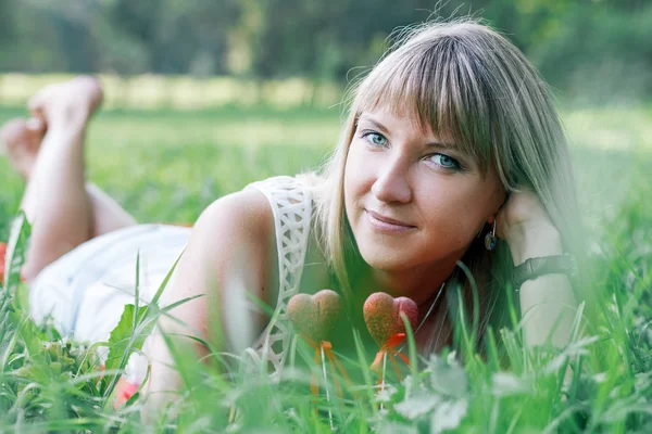 Junge Frau liegt auf dem Gras — Stockfoto