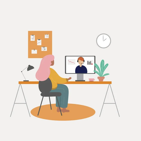 Evdeki masasında çalışan bir kadın. Çevrimiçi video konferansı. 