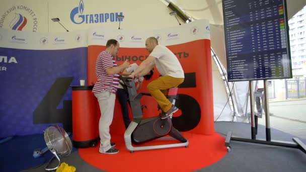 Misk,ベラルーシ- 2019年6月21日講師は、エクササイズバイクでテストを実行する方法を説明します。 — ストック動画