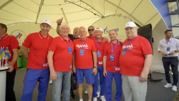 Misk, Belarus - 21 juni 2019 Legendarische atleten in rode t-shirts staan in een groep — Stockvideo