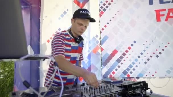 Misk, Білорусь - 21 червня 2019 DJ одягнений в бейсбольну кепку мікшування електронної музики в команді Russia Fans — стокове відео