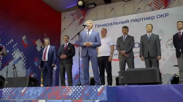 Misk, Bielorrusia - 21 de junio de 2019 El ministro de Deportes de la Federación Rusa corta la cinta roja y abre los Juegos — Vídeo de stock